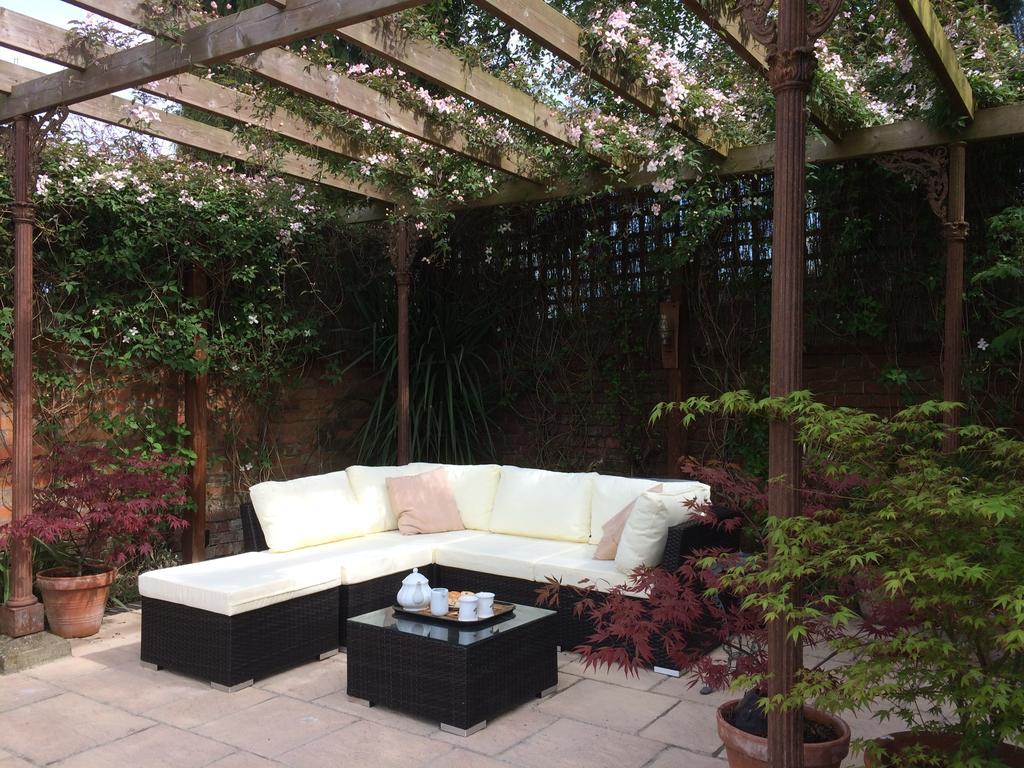 Little Manor Bed & Breakfast Cheltenham Bagian luar foto